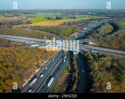 Viel frequentierte Autobahnkreuzung in Großbritannien Stockfoto