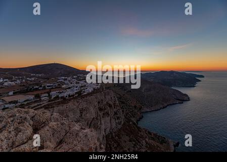 Panoramablick auf die Insel Folegandros in der Abenddämmerung Stockfoto