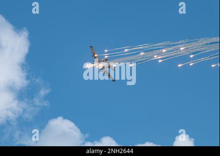 Ein A-10 Thunderbolt IIS, das der 422. Test and Evaluation Squadron (TES), Nellis Air Force Base, Nevada, zugewiesen wurde, setzt Fackeln auf dem Test- und Trainingsgelände in Nevada, Nevada, 7. Dezember 2022, aus. 422. TES ist eine geografisch getrennte Einheit der 53. Test and Evaluation Group, Eglin AFB, Florida. Stockfoto