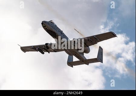 Ein A-10 Thunderbolt II, dem 422. Test and Evaluation Squadron (TES) zugeteilt, feuert Hydra-Raketen am Nevada Test and Training Range ab, Nevada, 7. Dezember 2022. 422. TES ist eine geografisch getrennte Einheit der 53. Test and Evaluation Group, Eglin AFB, Florida. Stockfoto