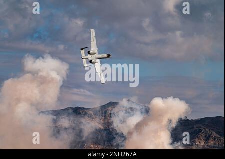 Ein A-10 Thunderbolt II, der der 422. Test and Evaluation Squadron zugeteilt wurde, beendet einen Straffing Run über dem Nevada Test and Training Range, Nevada, 7. Dezember 2022. Der Thunderbolt II kann von Stützpunkten mit begrenzten Einrichtungen in der Nähe von Schlachtgebieten aus gewartet und betrieben werden. Stockfoto