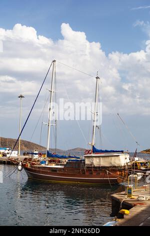 Agios Nicholas, Kreta, Griechenland - 18. Oktober 2020. Blick auf das Großsegler im Zentrum von Agios Nicholas, Kreta, Griechenland Stockfoto