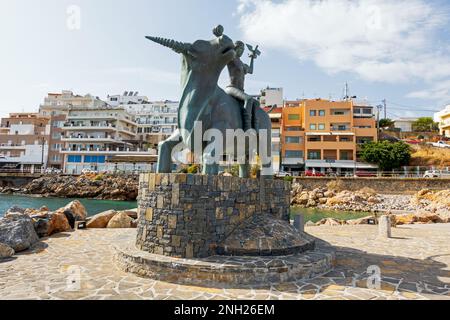 Agios Nikolaos, Kreta, Griechenland - 18. Oktober 2020. Blick auf die Skulptur Europas, die auf einem Stier sitzt. Statue von Europa, Mutter von König Minos, Stockfoto