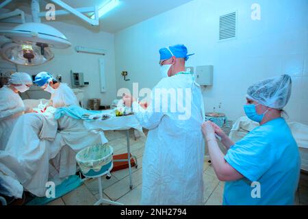 31. Mai 2021. Weißrussland, Gomil, Zentralkrankenhaus. Chirurgen während der Operation. Professionelle Operationsärzte. Stockfoto