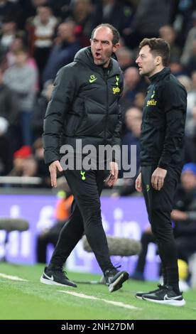 L-R Tottenham Hotspurs Assistant Head Coach Cristian Stellini und First-Team-Coach Ryan Mason während des englischen Fußballspiels der Premier League zwischen Stockfoto