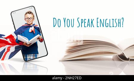 App zum Englischlernen, glückliche Schülerin auf dem Smartphone und offenes Lehrbuch, Online-Konzept zum Erlernen von Sprachen Stockfoto