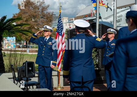 Leutnant Matthew Schilling, Küstenwache, New Orleans, Befehlskaplan, salutiert während der Weißen Alder Zeremonie am 7. Dezember 2022, in der Nähe von Baton Rouge, La. Die Zeremonie findet jährlich statt, um an die Todesopfer der Küstenwache zu erinnern, die White Alder verloren hat. Stockfoto