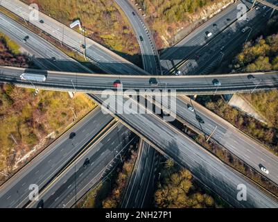 Viel frequentierte Autobahnkreuzung in Großbritannien Stockfoto