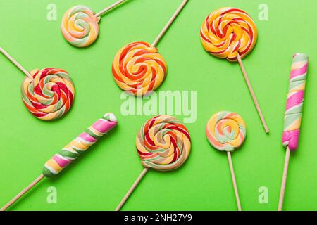 Set aus farbenfrohen Lutschern auf farbigem Hintergrund. Sommerkonzept. Party Happy Birthday oder minimalistisches Konzept. Stockfoto