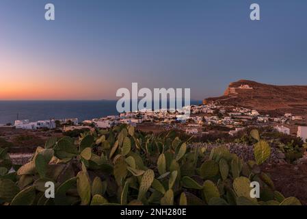 Panoramablick auf das Dorf Chora in der Abenddämmerung, Folegandros Stockfoto