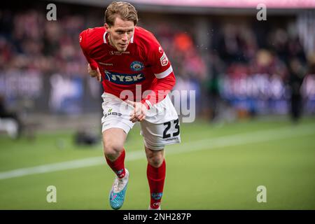 Silkeborg, Dänemark. 19. Februar 2023. Tonni Adamsen (23) aus Silkeborg, GESEHEN während des 3F. Superliga-Spiels zwischen Silkeborg IF und dem FC Copenhagen im Jysk Park in Silkeborg. (Foto: Gonzales Photo/Alamy Live News Stockfoto