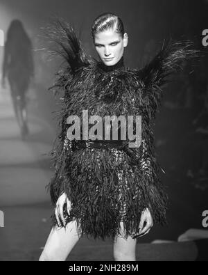 Freemasons Hall, London, Großbritannien. 19. Februar 2023. Models auf dem Laufsteg, Julien MacDonald Show, Julien X Gabriela Collection, Freemasons Hall, London Fashion Week. Kredit: Kunstpresse/Alamy Live News Stockfoto