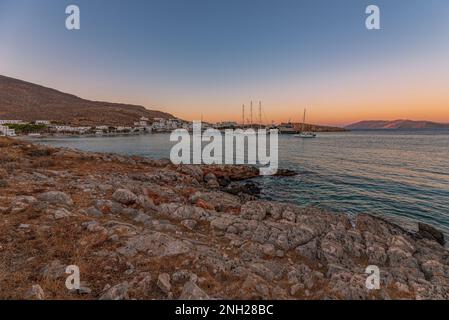 Karavostasis Bucht in der Abenddämmerung, Folegandros Stockfoto