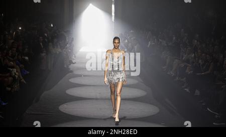 Models auf dem Laufsteg, Julien MacDonald Show, Julien X Gabriela Collection, Freemasons Hall, London Fashion Week, London, Großbritannien. 19. Februar 2023. Kredit: Kunstpresse/Alamy Live News Stockfoto