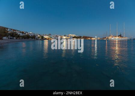 Karavostasis Dorf bei Einbruch der Dunkelheit, Folegandros Stockfoto