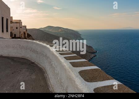 Panoramablick auf die Insel Folegandros in der Abenddämmerung von einer charakteristischen Mauer im Dorf Chora Stockfoto