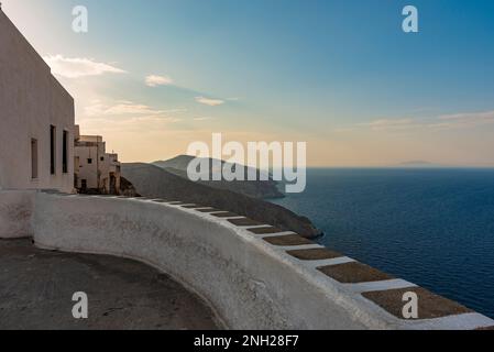 Panoramablick auf die Insel Folegandros in der Abenddämmerung von einer charakteristischen Mauer im Dorf Chora Stockfoto