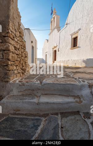 Charakteristische Gasse mit einer kleinen Kirche im Dorf Chora, Folegandros Stockfoto