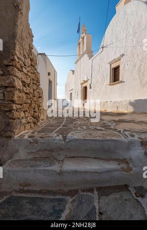 Charakteristische Gasse mit einer kleinen Kirche im Dorf Chora, Folegandros Stockfoto