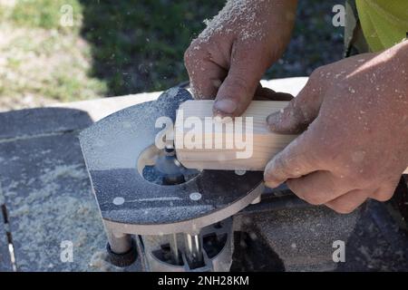 Holzbearbeitung auf einer Fräsmaschine, Handwerksholzbearbeitung mit Elektrowerkzeugen, Stockfoto