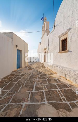 Charakteristische Gasse mit einer kleinen Kirche im Dorf Chora, Folegandros Stockfoto