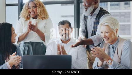 Laptop-Applaus oder Geschäftsleute, die mit dem Erfolg oder dem erfolgreichen Geschäftsabschluss für digitales Marketing zufrieden sind. CEO, Senior Manager und aufgeregtes Mitarbeitertreffen Stockfoto