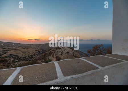 Panoramablick auf die Insel Folegandros bei Sonnenuntergang von einer charakteristischen Mauer im Dorf Chora Stockfoto