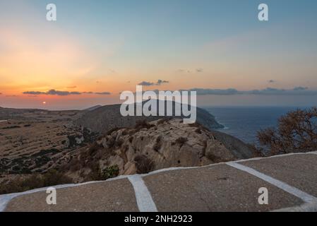 Panoramablick auf die Insel Folegandros bei Sonnenuntergang von einer charakteristischen Mauer im Dorf Chora Stockfoto