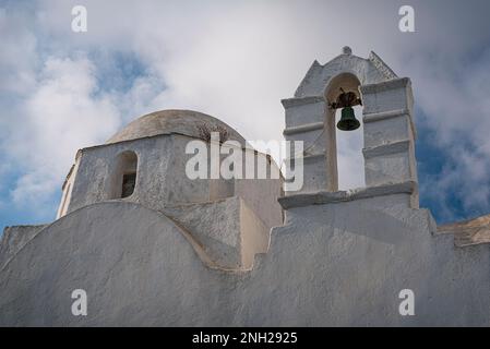 Charakteristische weiß getünchte orthodoxe Kapelle im Dorf Chora, Folegandros Stockfoto