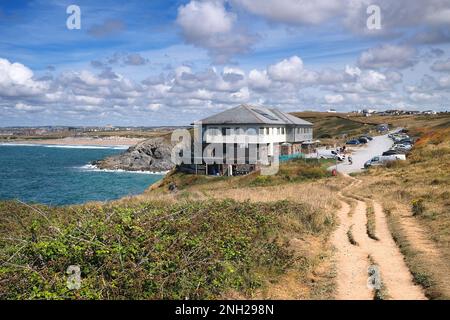 Die Lewinnick Lodge an der Küste mit Blick auf Fistral Bay in Newquay in Cornwall im Vereinigten Königreich. Stockfoto