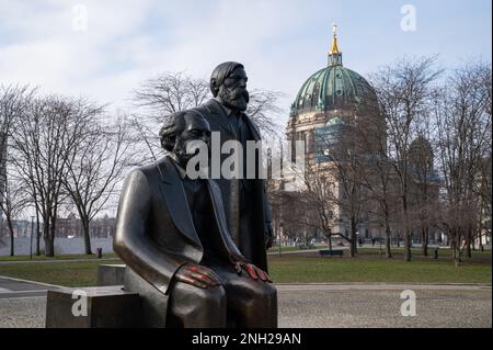 10.02.2023, Berlin, Deutschland, Europa - Gedenkstätte für Karl Marx und Friedrich Engels am Marx-Engels-Forum auf einem öffentlichen Grün im Bezirk Mitte. Stockfoto