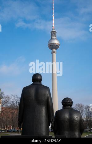 10.02.2023, Berlin, Deutschland, Europa - Gedenkstätte für Karl Marx und Friedrich Engels am Marx-Engels-Forum auf einem öffentlichen Grün im Bezirk Mitte. Stockfoto