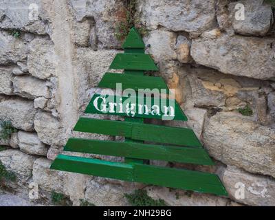 Grüner Holzweihnachtsbaum, Weihnachtsdekoration auf der Straße in Grignan. Steinhintergrund Stockfoto