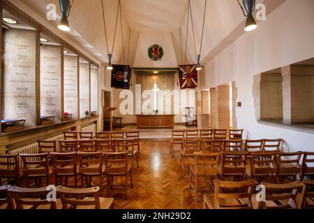 Die Kapelle des Londoner Schottischen Regiments in der St. Columba's Church, einer der beiden Londoner Gemeinden der Church of Scotland. Blick auf die Kapelle hinter dem Hauptaltar. Stockfoto