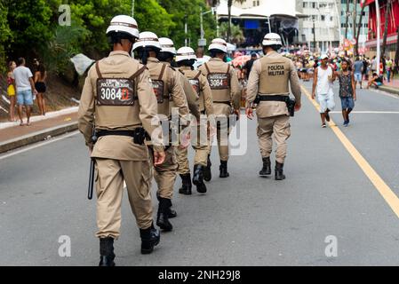 Salvador, Bahia, Brasilien - 11. Februar 2023: Militärpolizeipatrouille macht die Runde während der Fuzue-Parade auf dem Karneval in Salvador, Bahia. Stockfoto