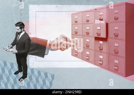 Ein Geschäftsmann, der im Büroarchiv nach Dateien sucht, ein Vintage-Design-Poster Stockfoto