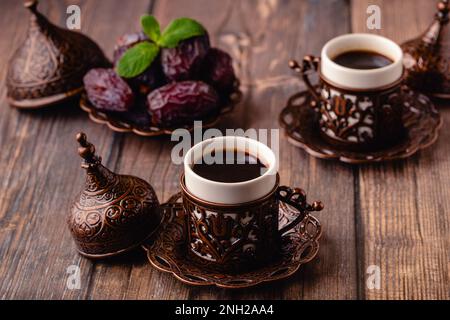 Türkischer Kaffee und getrocknete Dattelfrüchte, beliebte Früchte des Ramadan. Stockfoto