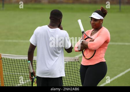 Serena Williams sieht entspannt aus, wenn sie mit dem amerikanischen Tennisspielerkollegen Frances Tiafoe auf dem Übungsfeld in Eastbourne, Großbritannien, chattet. Juni 19 2022 Foto von James Boardman Stockfoto