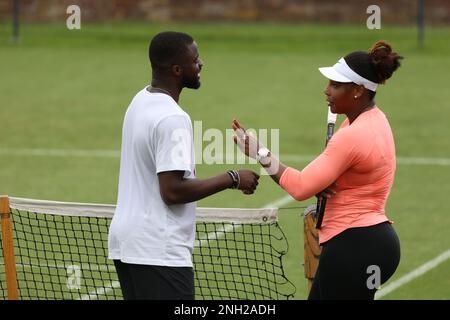 Serena Williams sieht entspannt aus, wenn sie mit dem amerikanischen Tennisspielerkollegen Frances Tiafoe auf dem Übungsfeld in Eastbourne, Großbritannien, chattet. Juni 19 2022 Foto von James Boardman Stockfoto
