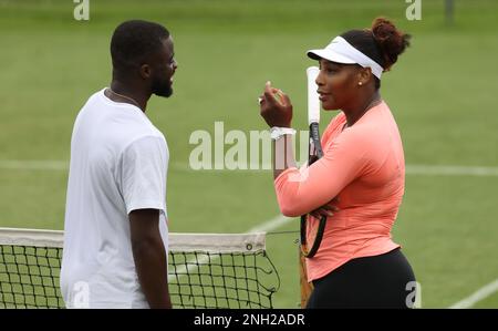 Serena Williams sieht entspannt aus, wenn sie mit dem amerikanischen Tennisspielerkollegen Frances Tiafoe auf dem Übungsfeld in Eastbourne, Großbritannien, chattet. Juni 19 2022 Foto von James Boardman Stockfoto