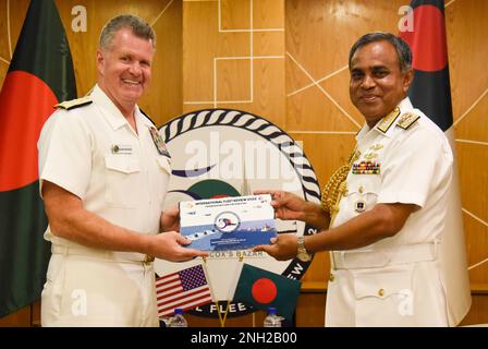 221208-N-YG104-0010 COX's BAZAR, Bangladesch (08. Dezember 2022) ADM. Samuel Paparo (links), Commander, USA Pacific Fleet, tauscht Geschenke mit ADM Shaheen Iqbal von der Bangladesch Navy. Iqbal und Paparo trafen sich im Rahmen der Internationalen Flottenüberprüfung zu bilateralen Gesprächen, die von der Bangladesch Navy ausgerichtet wurden. Die USA Die Pazifikflotte engagiert sich für eine freie und offene Region Indo-Pacific. Stockfoto