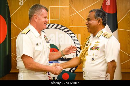 221208-N-YG104-0014 COX's BAZAR, Bangladesch (08. Dezember 2022) ADM. Samuel Paparo (links), Commander, USA Pacific Fleet, schüttelt ADM Shaheen Iqbal von der Bangladesch Navy die Hand. Iqbal und Paparo trafen sich im Rahmen der Internationalen Flottenüberprüfung zu bilateralen Gesprächen, die von der Bangladesch Navy ausgerichtet wurden. Die USA Die Pazifikflotte engagiert sich für eine freie und offene Region Indo-Pacific. Stockfoto