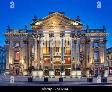 Blick von außen in der Abenddämmerung auf den Eingang zum Newcastle Theatre Royal, Newcastle upon Tyne, Tyne and Wear, England, Großbritannien Stockfoto