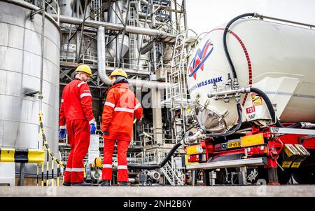 MOERDIJK - Karbonat wird am Standort Shell Moerdijk entladen. Das Unternehmen stellt chemische Produkte auf Erdölbasis her. ANP JEFFREY GROENEWEG niederlande raus - belgien raus Stockfoto