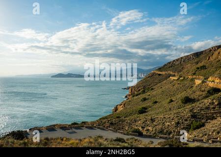 Benidorm Wanderroute Punta del Cavall. Panoramablick auf Benidorm vom Naturpark, Torre Punta del Cavall. Küste des Mittelmeers, Benidorm Stockfoto