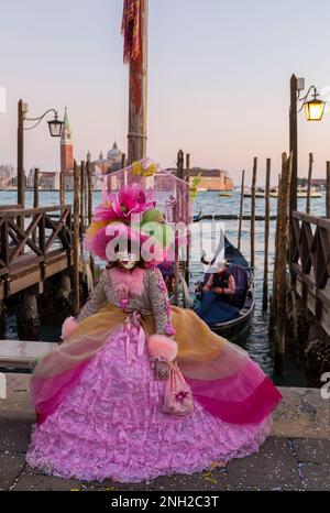 Karnevalsbesucher gekleidet in prächtigen Kostümen und Maske während des Karnevals 2023 in Venedig am Markusplatz, Venedig, Italien im Februar Stockfoto