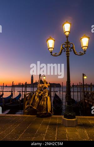 Karnevalsbesucher, die im Februar während des Karnevals 2023 in Venedig in prächtigen Kostümen und Masken gekleidet waren, am Markusplatz in Venedig, Italien Stockfoto