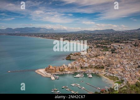 Panoramablick auf die Stadt Castellammare del Golfo, Sizilien Stockfoto