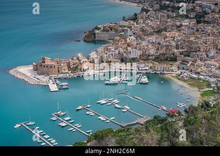 Panoramablick auf die Stadt Castellammare del Golfo, Sizilien Stockfoto