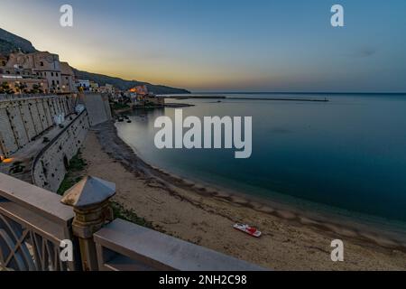 Der kleine Sandstrand von Cala Petròlo, Castellammare del Golfo Stockfoto